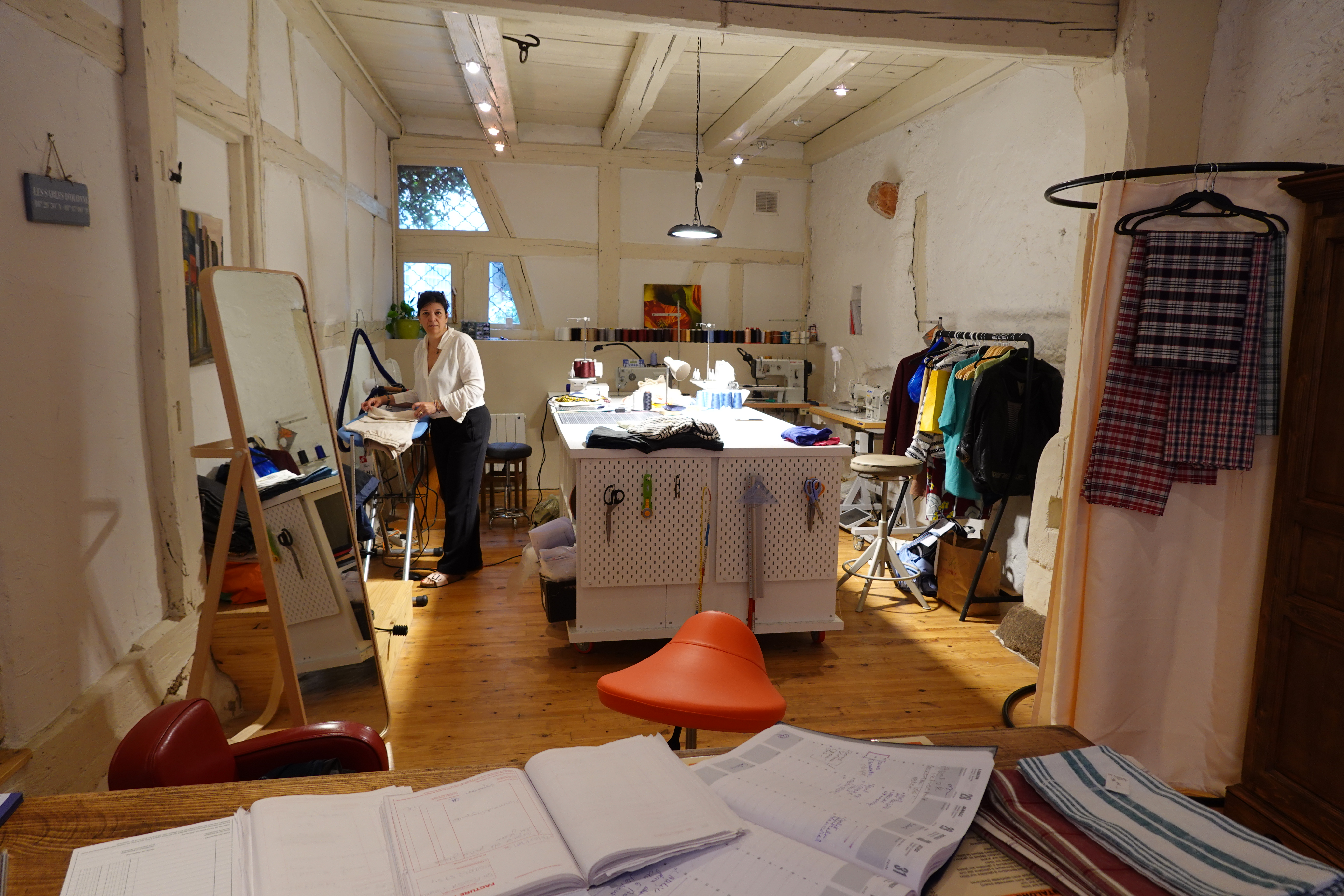 Nicole dans l'atelier de couture, au travail sur une pièce